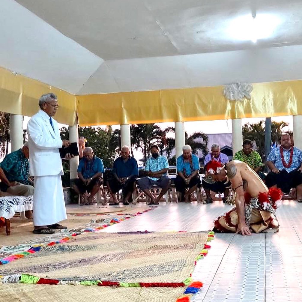 TheCoconetTV's tweet image. Early this morning Samoan actor KJ Apa was bestowed the Samoan chiefly title Savae in a traditional ceremony by the chiefs of his village of Moata’a in Samoa.

Fina Potifara was at the ceremony &amp;amp; shared these images with us.

More via @talamuamedia -
talamua.com/2022/09/01/riv…