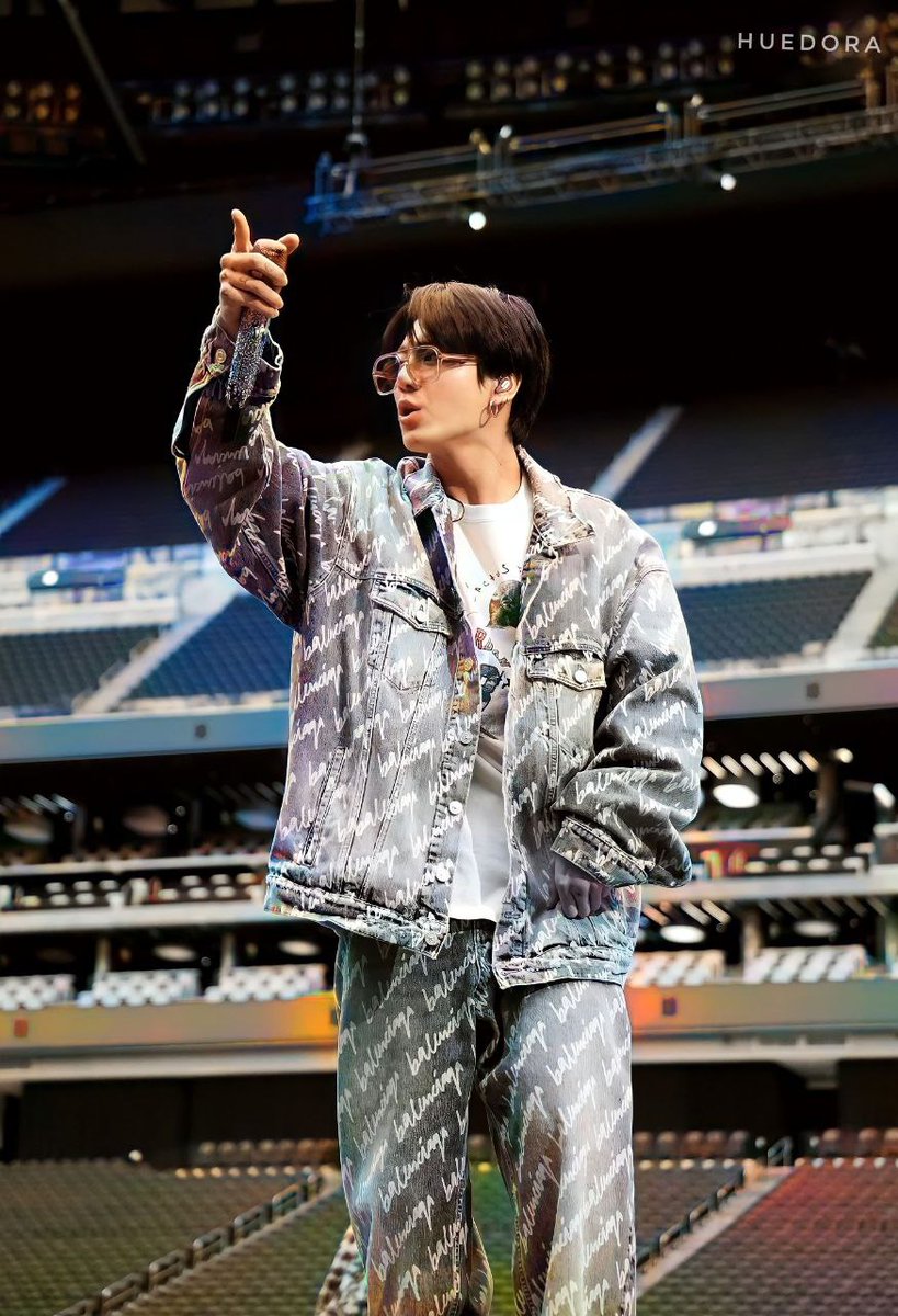 С днем рождения,самый талантливый макнэ в мире 💜
Будь счастлив,всегда будь собой,ведь ты прекрасен ☺️
Я всегда тебя поддержу,чтобы ты не делал. 
С нетерпением жду твоего альбома,чтобы слушать твой безумно красивый голос снова и снова 💜

#HappyBirthdayJungkook
#HappyJungkookDay