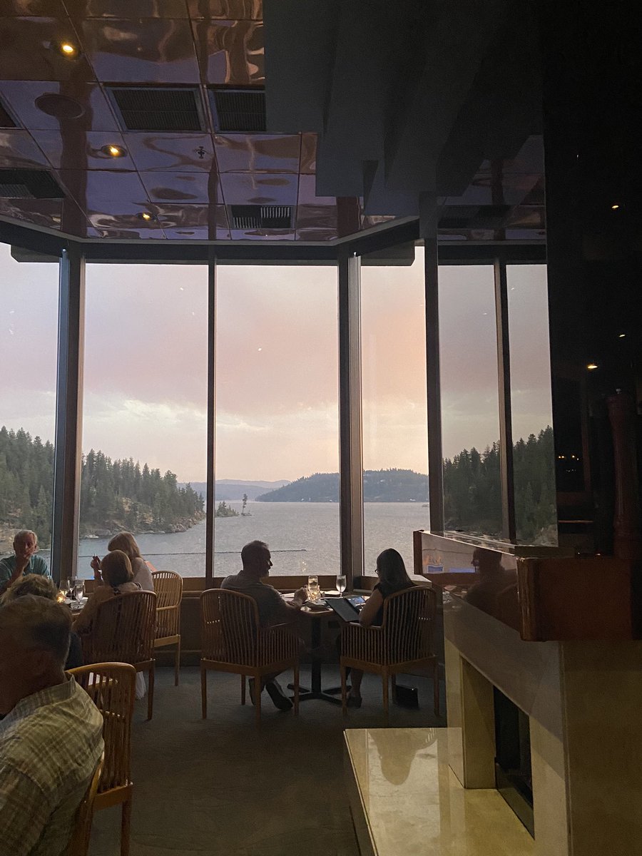 ImSoSarah's tweet photo. It’s been a year and I still can’t believe I actually live here.

I have never had so many clients want to come to me for an offsite before…

#dinnerviews https://t.co/B2rGiZJcEq