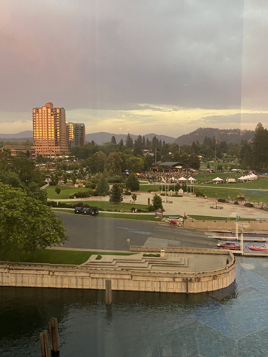 ImSoSarah's tweet photo. It’s been a year and I still can’t believe I actually live here.

I have never had so many clients want to come to me for an offsite before…

#dinnerviews https://t.co/B2rGiZJcEq