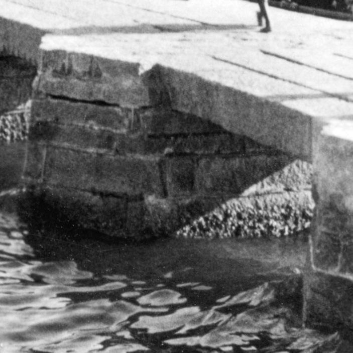 Gwulo's tweet photo. A bunch of different clues helped pin down this photo's history:
1. (Main photo)
2. Skylines
3. Woodwork
4. Granite
5. ...

Read the full story at https://t.co/4v3XqRcTwc

#gwulo #oldhongkong #oldhongkongphoto #1930s #kowlooncity #kowloonwalledcity #lungtsunstonebridge https://t.co/2Ovv4nvcPJ