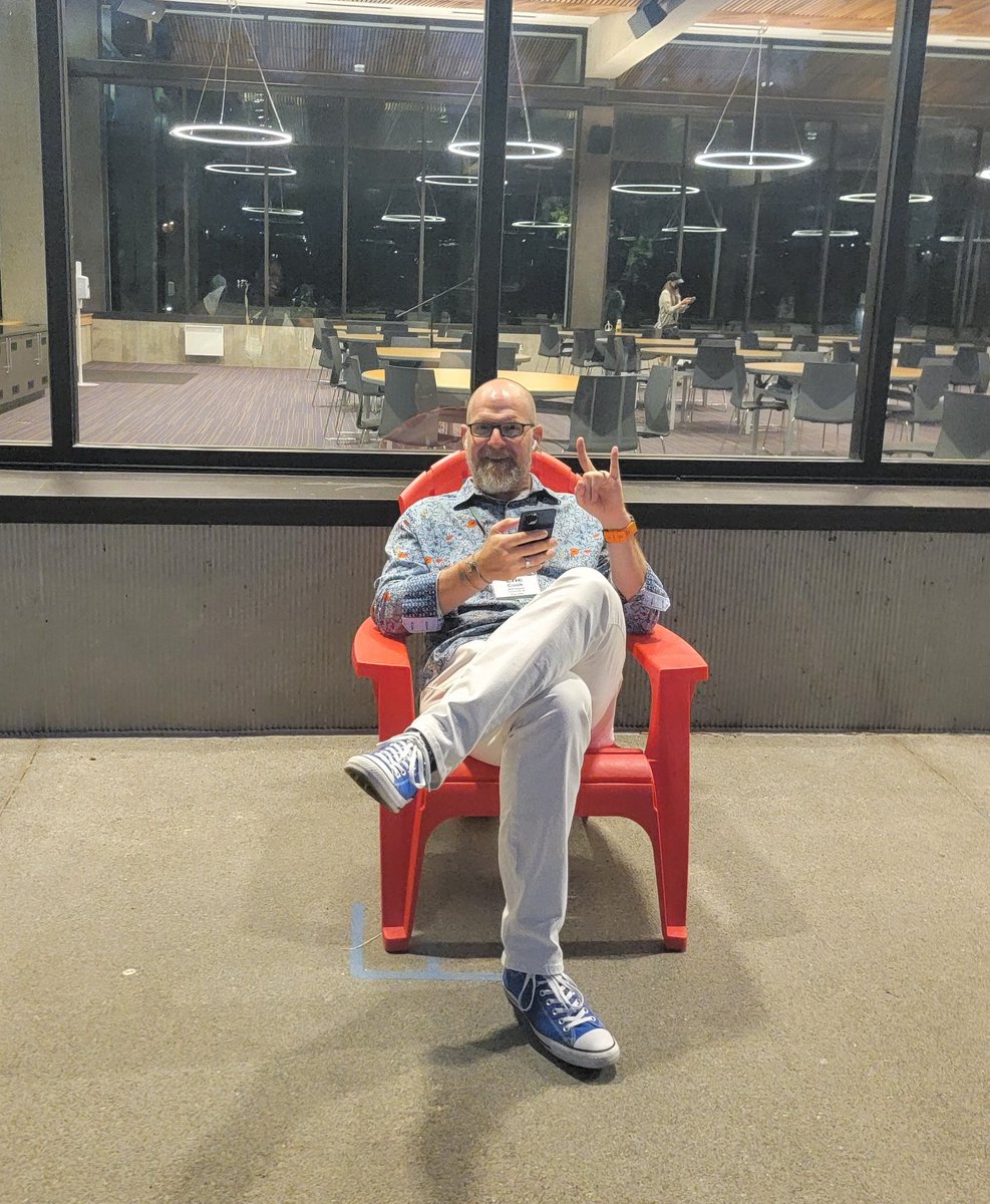 vfaks10's tweet photo. #PCBSers Eric Cook knows how to "Chill". This is how u soak in UW. https://t.co/XDAJpDIzcZ