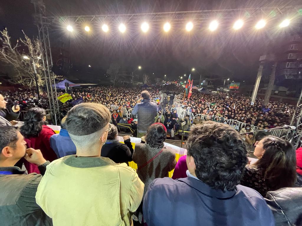 FaresJadue's tweet photo. Maravilloso encuentro el #apruebazoderecoleta 🤗 Estoy convencido de que este domingo todos y todas abriremos las puertas hacia un nuevo Chile, un Chile que merecemos 🙌🏽 Gracias por ser parte de este hermoso proceso✊🏼 #apruebo4deseptiembre #apruebodesalida https://t.co/0d70m1xQb4