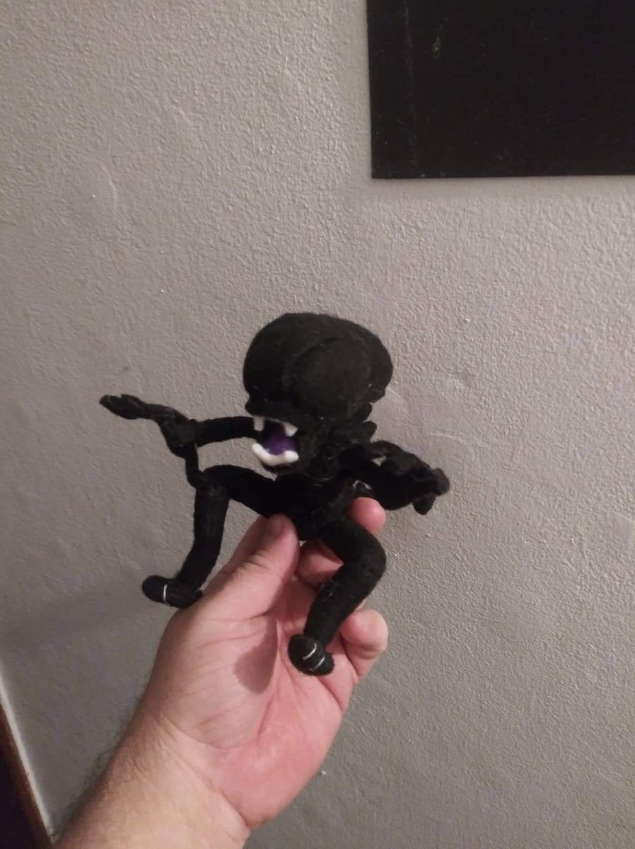tigrusluna's tweet photo. Hand made and hand sewed xenomorph plushie #handmade #handpainted #plushforsale #xenomorph #aliensmovies #alienvspredator #PreyMovie #Predator https://t.co/fDR5ujvxTF