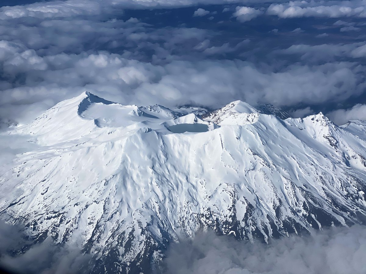 Gorgeous view of Ruapehu’s crater lake on my flight this arvo - we almost flew directly over it