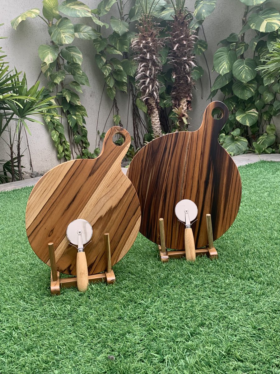 CasaRinconEc's tweet photo. ¿Amantes de la pizza? 
Levanten la mano 🙋🏻‍♀️🍕 

Tenemos tablas de teca para pizzas medianas y familiares. 

Incluyen los cortadores y puedes pedir todo personalizado 🙌🏻

📲0986587432 https://t.co/bBh5ZhBpNh