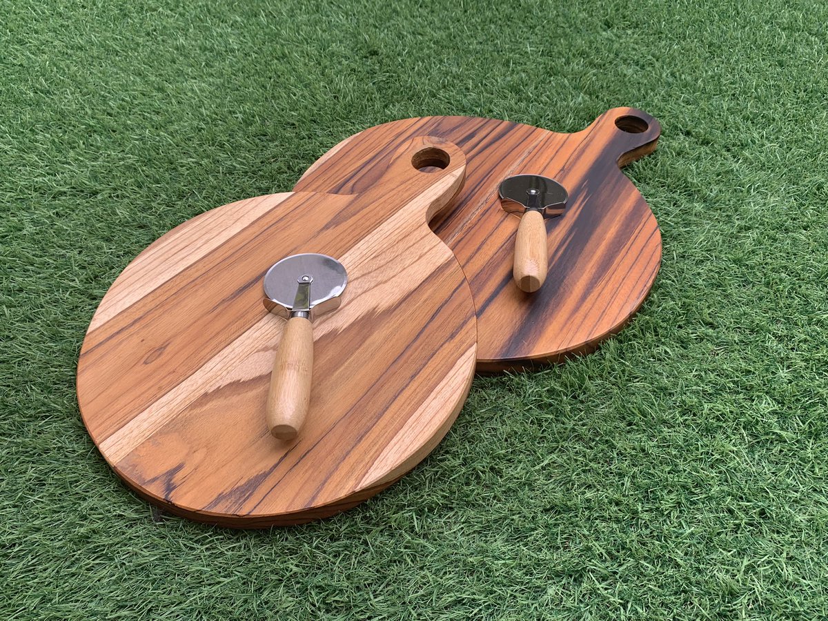 CasaRinconEc's tweet photo. ¿Amantes de la pizza? 
Levanten la mano 🙋🏻‍♀️🍕 

Tenemos tablas de teca para pizzas medianas y familiares. 

Incluyen los cortadores y puedes pedir todo personalizado 🙌🏻

📲0986587432 https://t.co/bBh5ZhBpNh
