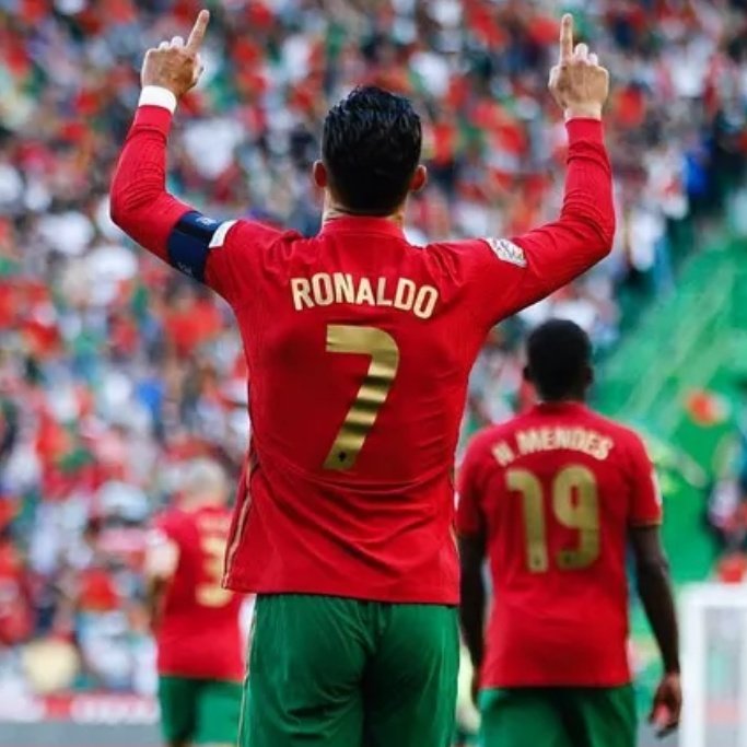 Comparaisons2's tweet photo. Le MEILLEUR GOAT SELON VOUS ?

MESSI 🔃                    RONALDO ❤ https://t.co/GYAEfM2zlY