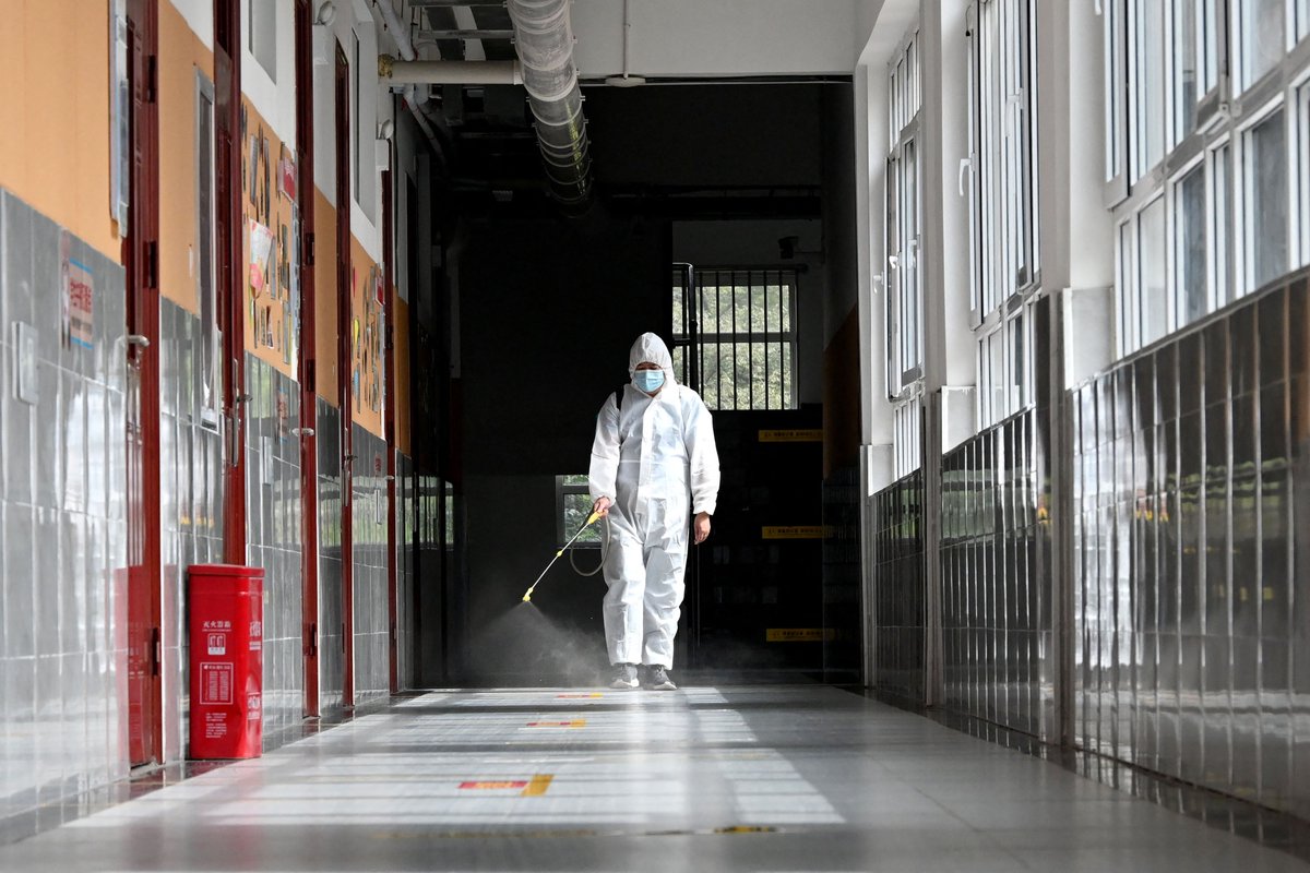 The lockdown in Chengdu comes as the city reported 157 Covid cases for Wednesday. 

Families can send one person out once per day for groceries, while people can leave the city with a negative test result within the past 24 hours. trib.al/XrjrtCW