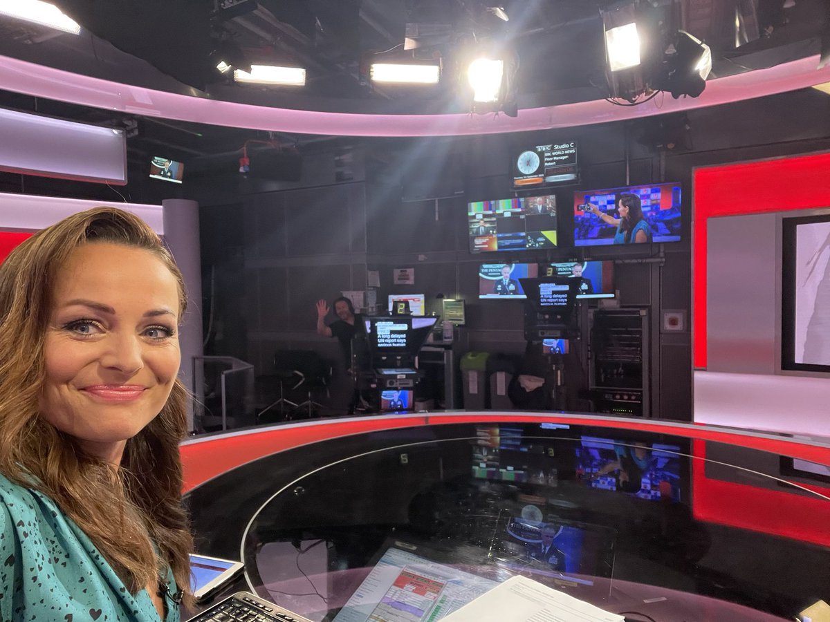 VValentineNews's tweet photo. Hi! Join Robert and I in the bowels of @BBCNews for all the news you need to know - and none of the stuff you don’t. #livefromfive on @BBCOne @BBCNews and for international viewers on @BBCWorld. https://t.co/VcSUtdvOlQ