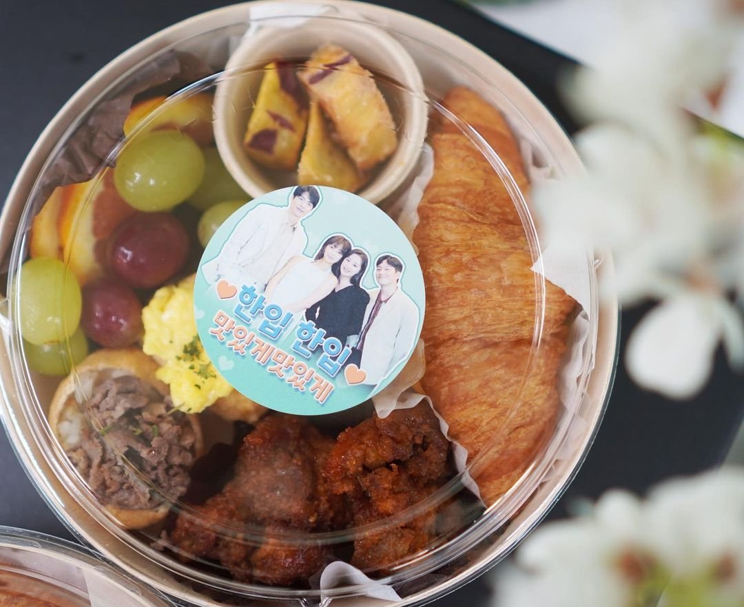kimjiwon_ph's tweet photo. [INFO] The food support sent to Team #MyLiberationNotes while filming the commentary for the blu-ray.

They prepared a lunchbox with a simple menu that's easy to eat including handmade burgers 🍔😍

More photos here ⬇️
https://t.co/2nLGxKYdLE

#kimjiwon #김지원 #金智媛 https://t.co/gn51F2dxtU