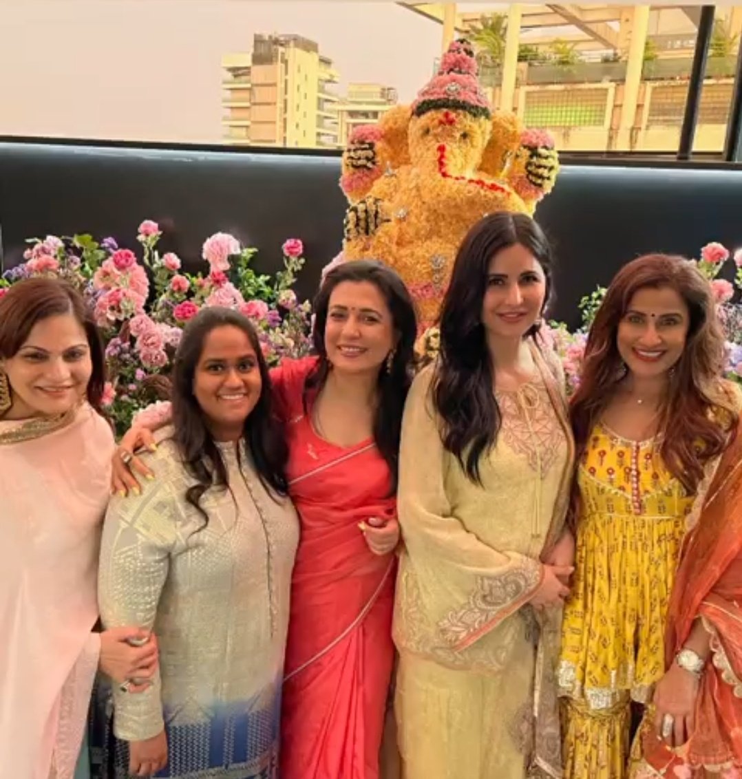 myqueenkay1's tweet photo. Katrina with her besties❤️
#katrinakaif https://t.co/kEbZYwaduF