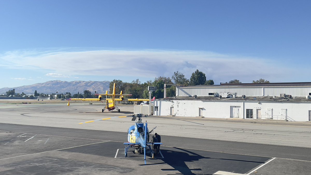 marcel_cameraop's tweet photo. #superscoopers lying in wait @VanNuysAirport / their contract starts tomorrow 08012022 in the background you see smoke from the #RouteIC https://t.co/8gq6TSMTo2