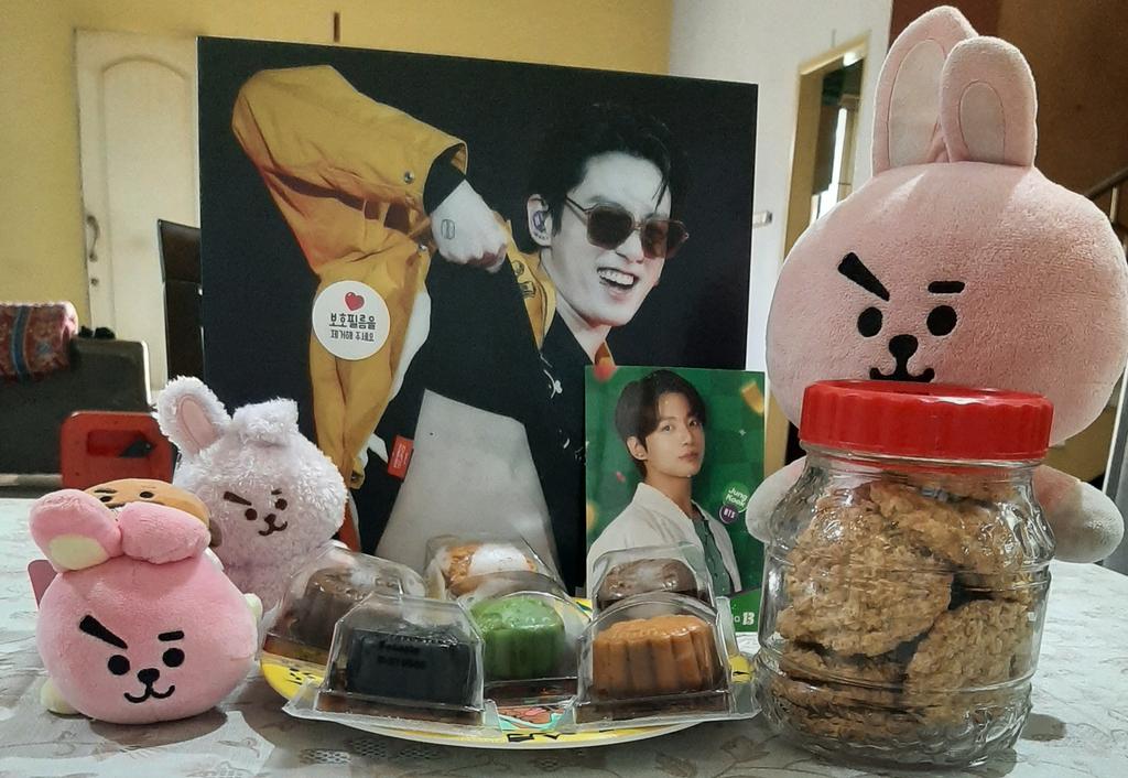 Oppassshi's tweet photo. 생일축하해요 오빠🥳
@BTS_twt @bts_bighit
Photo by @IDAREU_JK 
Postcard by @tokopedia @TokopediaCare 
Plushes @BT21_ 

#HAPPYJKDAY #HappyBirthdayJungkook #JUNGKOOKDAY #정국아태어나줘서고마워 https://t.co/XGW2CAV7f0