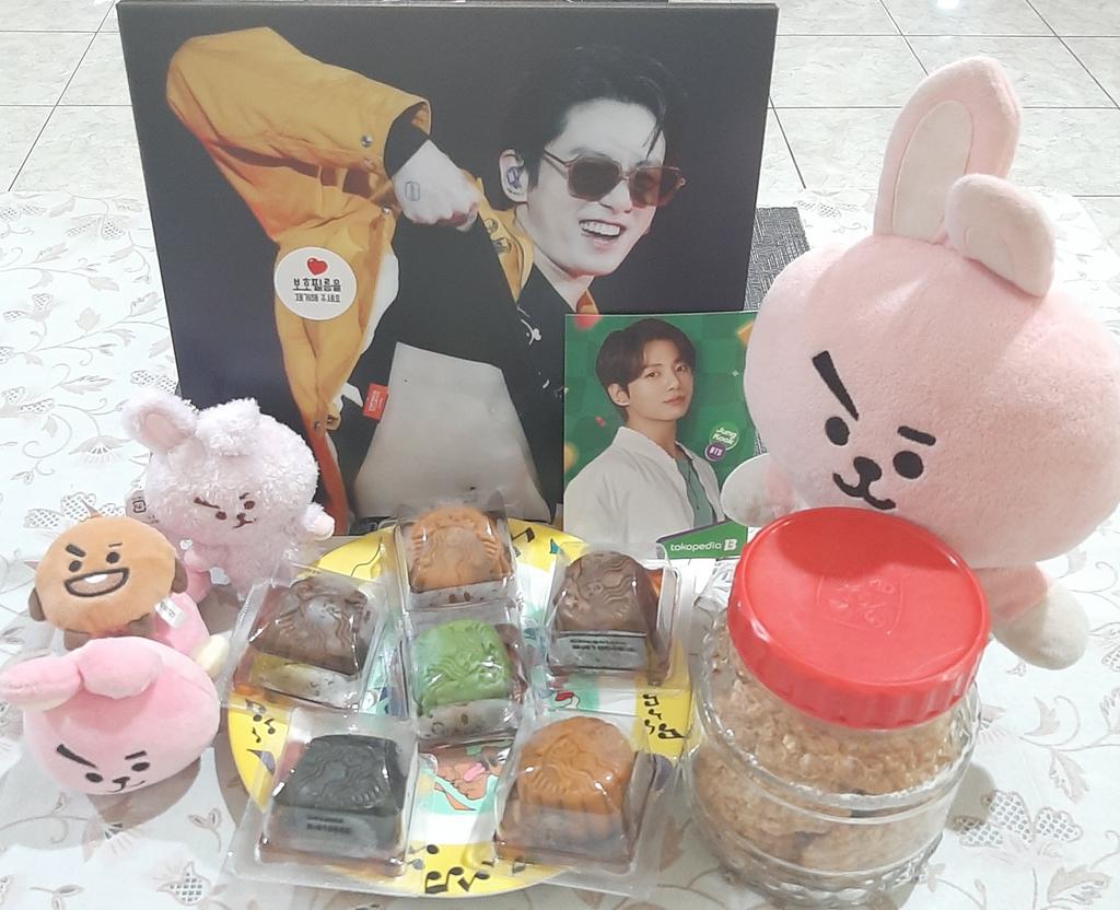 Oppassshi's tweet photo. 생일축하해요 오빠🥳
@BTS_twt @bts_bighit
Photo by @IDAREU_JK 
Postcard by @tokopedia @TokopediaCare 
Plushes @BT21_ 

#HAPPYJKDAY #HappyBirthdayJungkook #JUNGKOOKDAY #정국아태어나줘서고마워 https://t.co/XGW2CAV7f0