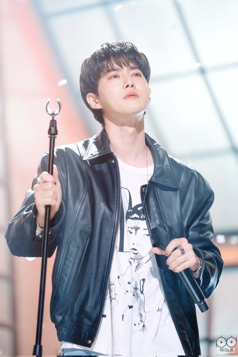 thisisjunmyeon's tweet photo. "When I do music I do it because I can say what I want to say. I think it's the most privileged thing of a singer, to be able to deliver a message. Like for 3-4 minutes, they can tell what you're talking about. That's I'm trying to do" —220720

#수호 #SUHO #준면 #金俊勉 https://t.co/VZDEOO3UZj