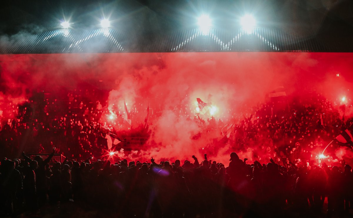 Tak było ostatnim razem 🔥 Za nami grubo ponad 6 lat czekania na Wielkie Derby Śląska... Dlatego nie ma innej opcji niż wziąć dziś aparat w dłoń i udokumentować dla Was to wydarzenie 🙂 Moją fotogalerię znajdziecie wieczorem na <a href="/Niebiescypl/">Niebiescy.pl</a> 📸