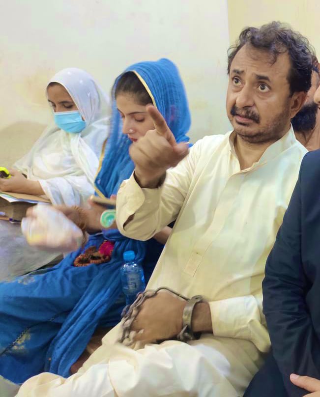 Dua_KamilBhutto's tweet photo. یہ حالت ہے میرے شوہر حلیم  عادل شیخ کی اور  انکی ٹانگ کی جس میں  پوری طرح سے پس پر چکی ہے
اور کافی سوج  چکی ہے  جس وجہ سے انسے چلا  بھی نہیں جارہا ہے
#ReleaseHaleemAdilShaikh https://t.co/vwVQ5pzAf1