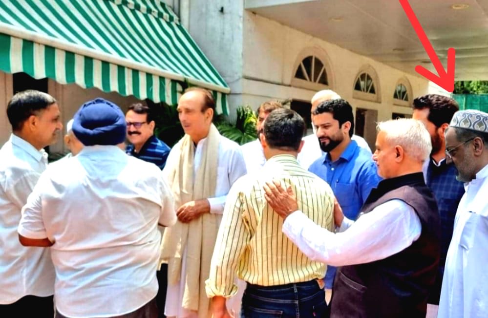 imranrezaansari's tweet photo. A badly edited/morphed photo. But certainly graceless. 
Wonder y some people r getting so desperate. https://t.co/50sJhLw5YU