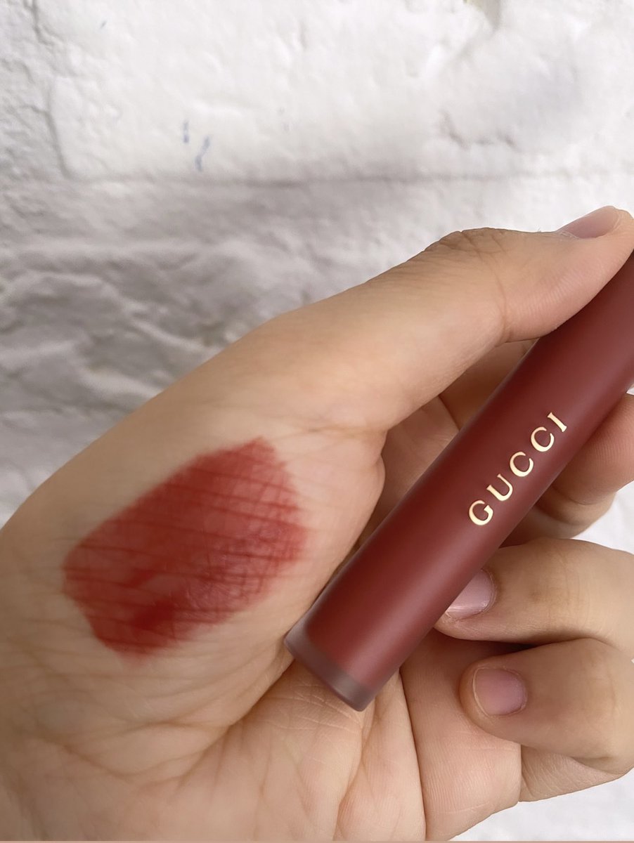 bearonearth's tweet photo. ลิป Gucci รุ่นนี้สีสวยมาก สวยทุกสีเลย เนื้อแมทเนียนเบาสบายปาก ติดทนใช้ได้เลยค่ะ สีนี้เบอร์ 203 โดนตกมาจาก Amsterdam ค่าตัว €40 ค่าา💋 https://t.co/7vKfYnQoOC