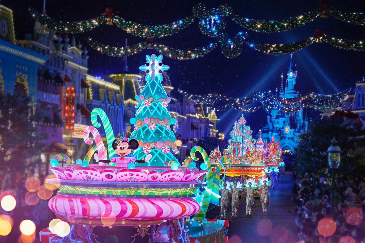 DLPReport's tweet photo. 🎄 Disney Enchanted Christmas 2022 at Disneyland Paris (Nov 12-Jan8)
- “Mickey’s Dazzling Christmas Parade”,
- “Let’s Sing Christmas” at Videopolis,
- “Disney Dreams of Christmas” nighttime spectacular,
- Character meets, seasonal decorations, specialty food, merchandise &amp; more! https://t.co/osYhqBSpha