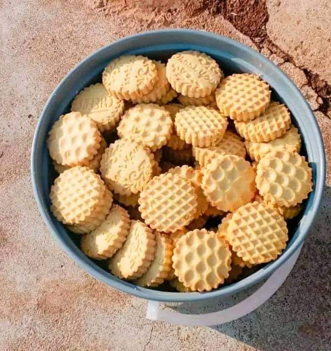 KasiEnterprises's tweet photo. Meet Tshiwela kgopana👱♀️ a female from Limpopo (Midoroni ha kutama)📍🇿🇦
She saved her childrens grant in order to to buy baking equipments.
Today she's a successful baker who bakes muffins,cup cakes,scones,biscuits and all kinds of cakes🎂😋.
#KasiEnterprises #joburg #soweto https://t.co/ZC5wJYckFw