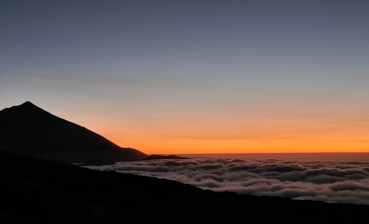 A September #sunset on Spain's Canary #Island of #Tenerife, the silhouette of Mount Teide and a sea of cloud adding a sensual touch. May all your #sunsets be filled with #joy and #optimism. #feelgoodfiction #holidays reidten.blogspot.com tenerifeprivatetours.com/tour/sunset-in…