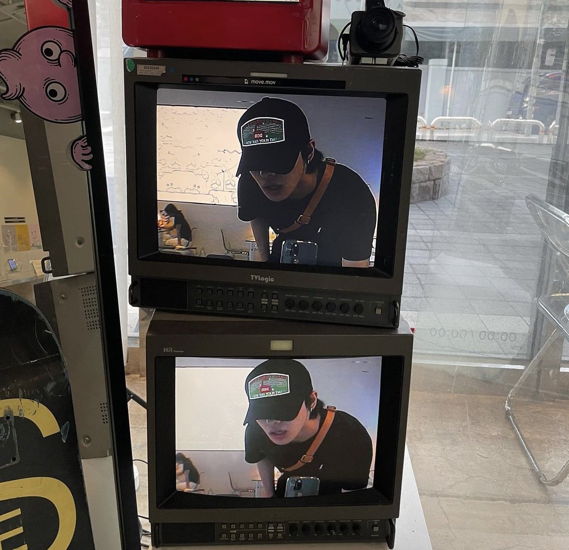 leeleogallery's tweet photo. 220901 | #LEO IG update! 

"🐈🐈‍⬛" 

(1/2)

#리오 #LEO #AlwaysWithYouLeo https://t.co/uLHQvydLck