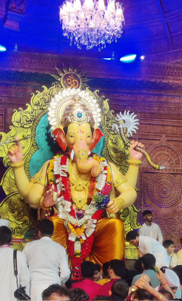 When you want to do Bappa's darshan and your favourite <a href="/PLforIndia/">Premier League India</a> club is playing, 3 hrs queue felt like fun💙💙
#LalbaugchaRaja
<a href="/ManCity/">Manchester City</a> <a href="/ManCityPune/">Manchester City Pune Supporters Club (MCPSC)</a> <a href="/CityzensMumbai/">Manchester City Mumbai OSC</a>