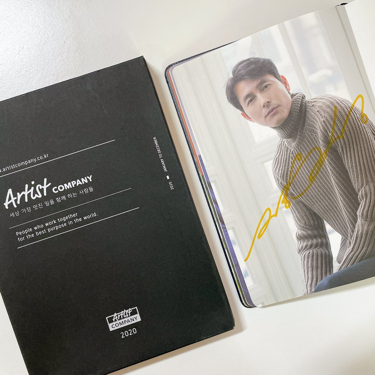 황골매 <a href="/coldeyes9979/">상여자황골매</a> 쌤께 감사히 양도받은 아컴즈 친필싸인 다이어리 제가 받게될 줄 몰랐는데 진짜 너무 너무 감사드려요 !!! 😭💕💖💕💖 게데 때 받은 아컴 명함 얹어서 인증샷 찍어 본 🙊💕 귀하게 모실게요 나눔해 주셔서 감사합니다...!!! 🙏💗💗💗