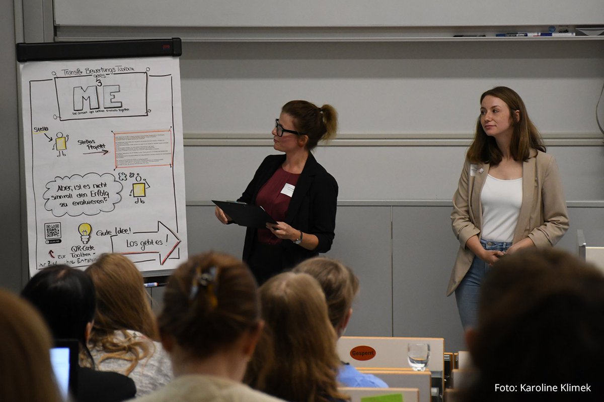Der Austausch auf der Third-Mission-Konferenz geht weiter. Wie #Transfer bewertet werden und wie #ThirdMission in der Praxis gelingen kann, waren zentrale Fragen in den ersten Sessions. Auch die Pausen wurden zum Vernetzen genutzt.

#innovativehochschule #transinnolsa @HS_Harz