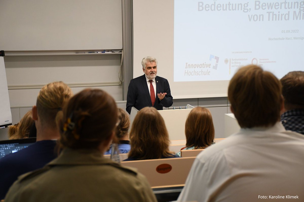 Unsere Third-Mission-Konferenz ist in vollem Gange. Nach der Rede von Wissenschaftsminister <a href="/WillingmannA/">Armin Willingmann</a> gab es spannende Inputs von Prof. Dr. Manfred Schubert-Zsilavecz von der <a href="/goetheuni/">Goethe-Universität</a> sowie @IsabelRoessler vom @che_concept.

#innovativehochschule #transinnolsa @HS_Harz