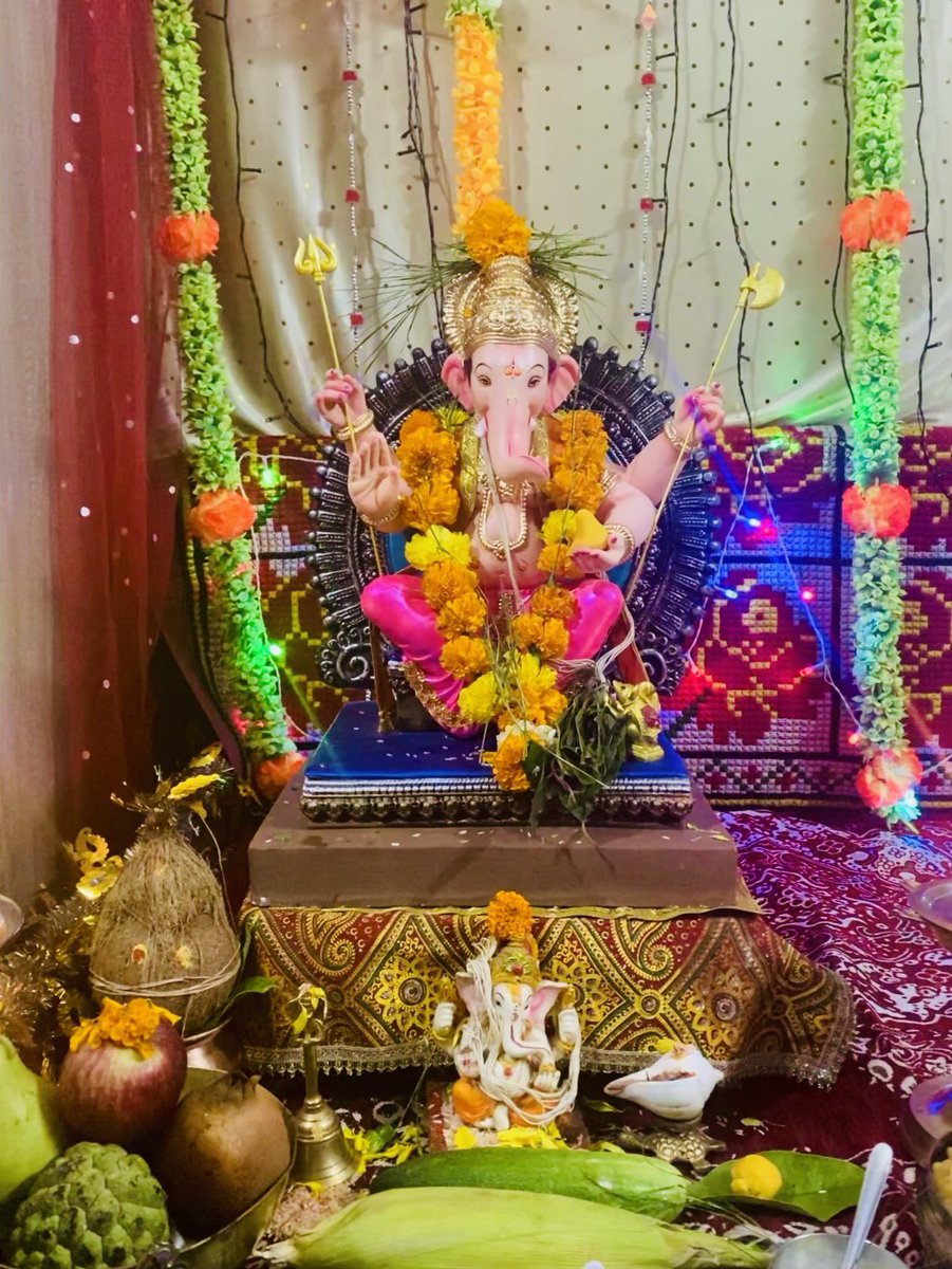 गणपती बाप्पा मोरया..❤️😍🎊

#गणेशोत्सव२०२२