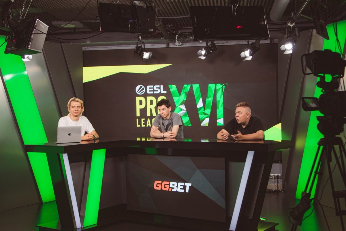 maincast_ua's tweet image. - Хто ви поза кадром? 
- Красунчики. Коментатори. Аналітики.

😎 Трохи стильного бекстейджу першого дня EPL зі студії!

#CSGO #ESLProLeague #Backstage