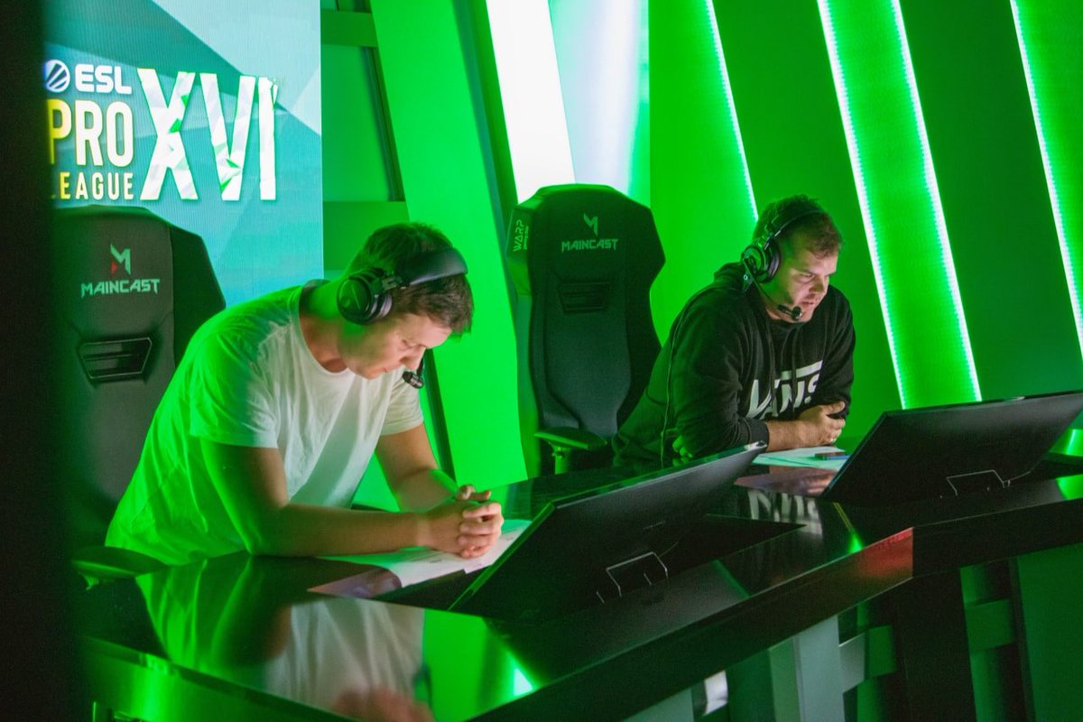 maincast_ua's tweet image. - Хто ви поза кадром? 
- Красунчики. Коментатори. Аналітики.

😎 Трохи стильного бекстейджу першого дня EPL зі студії!

#CSGO #ESLProLeague #Backstage