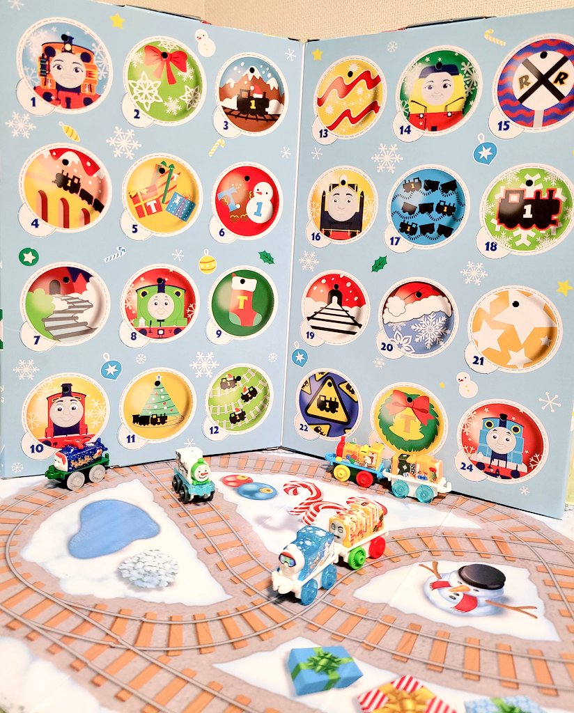 TF_Minis's tweet photo. 今年のアドベントカレンダーは片付けが簡単でマップもすぐに広げれるから楽しいだろうな。

平らな所ならマップも歪まないし写真も撮りやすくて助かる!! https://t.co/P23URZLTPM