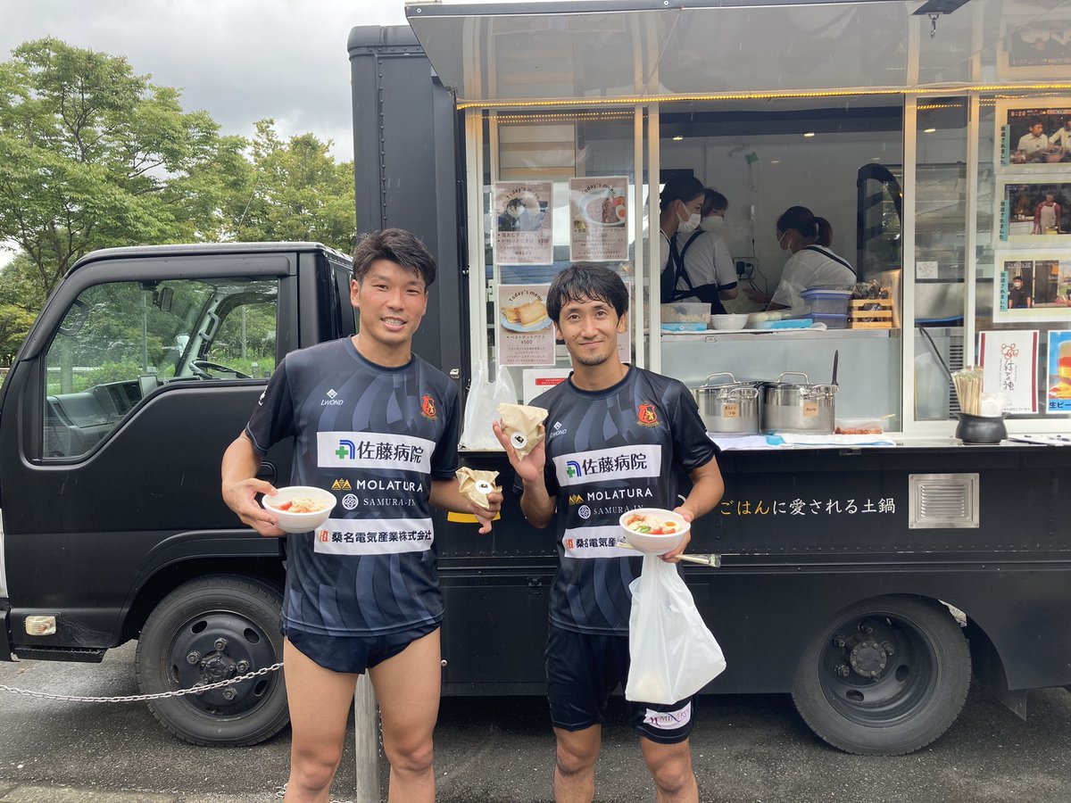 Veertien_P_R's tweet photo. 本日は株式会社 #中村製作所 様に
炊き出しのご提供いただきました✨
暑い夏に食べやすい
冷麺風ぶっかけそうめんと
カレーおにぎりでした♪
これで三重ダービーも
パワー全開で望めます🔥
レディースの石井選手も
キッチンカーに来てくれました🤲
#MOLATURA
#bestpot
#ヴィアティンファミリー https://t.co/RHwW3nujAk