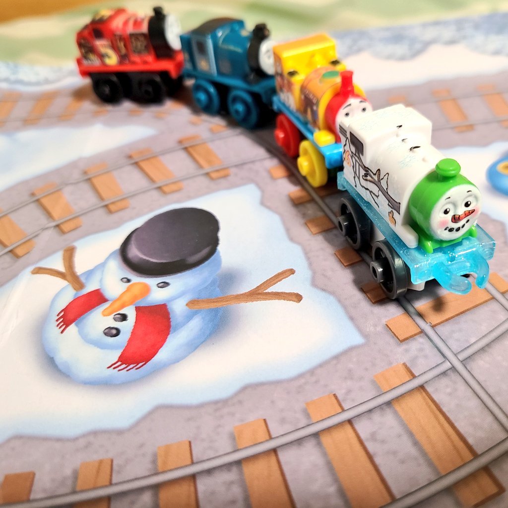 TF_Minis's tweet photo. 今年のアドベントカレンダーは片付けが簡単でマップもすぐに広げれるから楽しいだろうな。

平らな所ならマップも歪まないし写真も撮りやすくて助かる!! https://t.co/P23URZLTPM