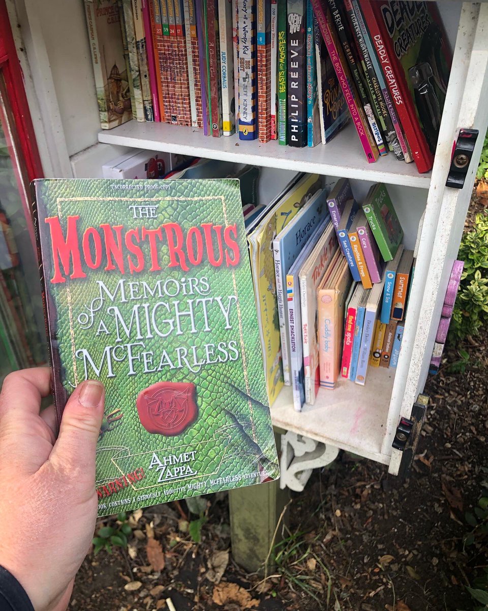 StarbankPark's tweet photo. We have two little free libraries in the park which have a huge variety of books. Something for everyone! Lots of superb @valmcdermid books ready to borrow. Come and take your flask of coffee and browse our books or drops some off. 👍🏻☕️📚 @StarbankPark #libriaries #freelibrary https://t.co/Zh1N58PVwk