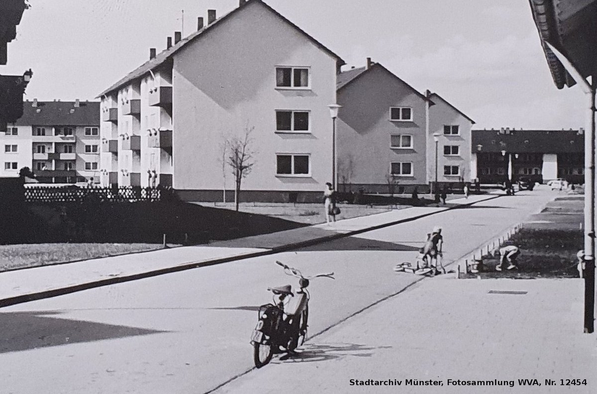 Heute startet der neue #Geschichtswettbewerb: "Wo, wie und mit wem wir wohnen, das prägt uns von den ersten Atemzügen an“, sagt #Bundespräsident Steinmeier zum Thema „Mehr als ein Dach über dem Kopf. Wohnen hat Geschichte“. Infos gibt's bei <a href="/KoerberHistory/">Körber-Stiftung History & Politics</a>, Quellen bei uns.