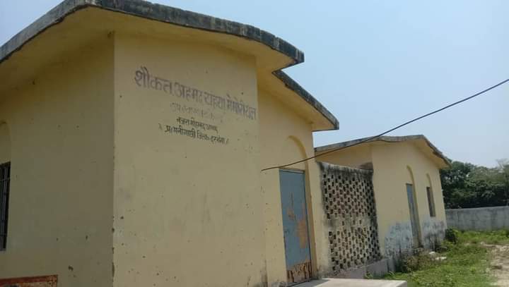 Im_Azmal's tweet photo. प्राथमिक उप स्वास्थ्य केंद्र नज़रा मनिगाछी, दरभंगा। 8 वर्ष पूर्व निर्मित, अबतक उद्घाटन का इंतजार कर रहा है।  इसका निर्माण हुआ था जिसका आजतक उद्घाटन तक नहीं हुआ। ना डॉक्टर, ना ईलाज। धान, मकई सुखाने के लिए उपयोग होता है।
Mohammad Azmal 
@LalitKYadavRJD
@BiharHealthDept https://t.co/3LH1QIiGr8