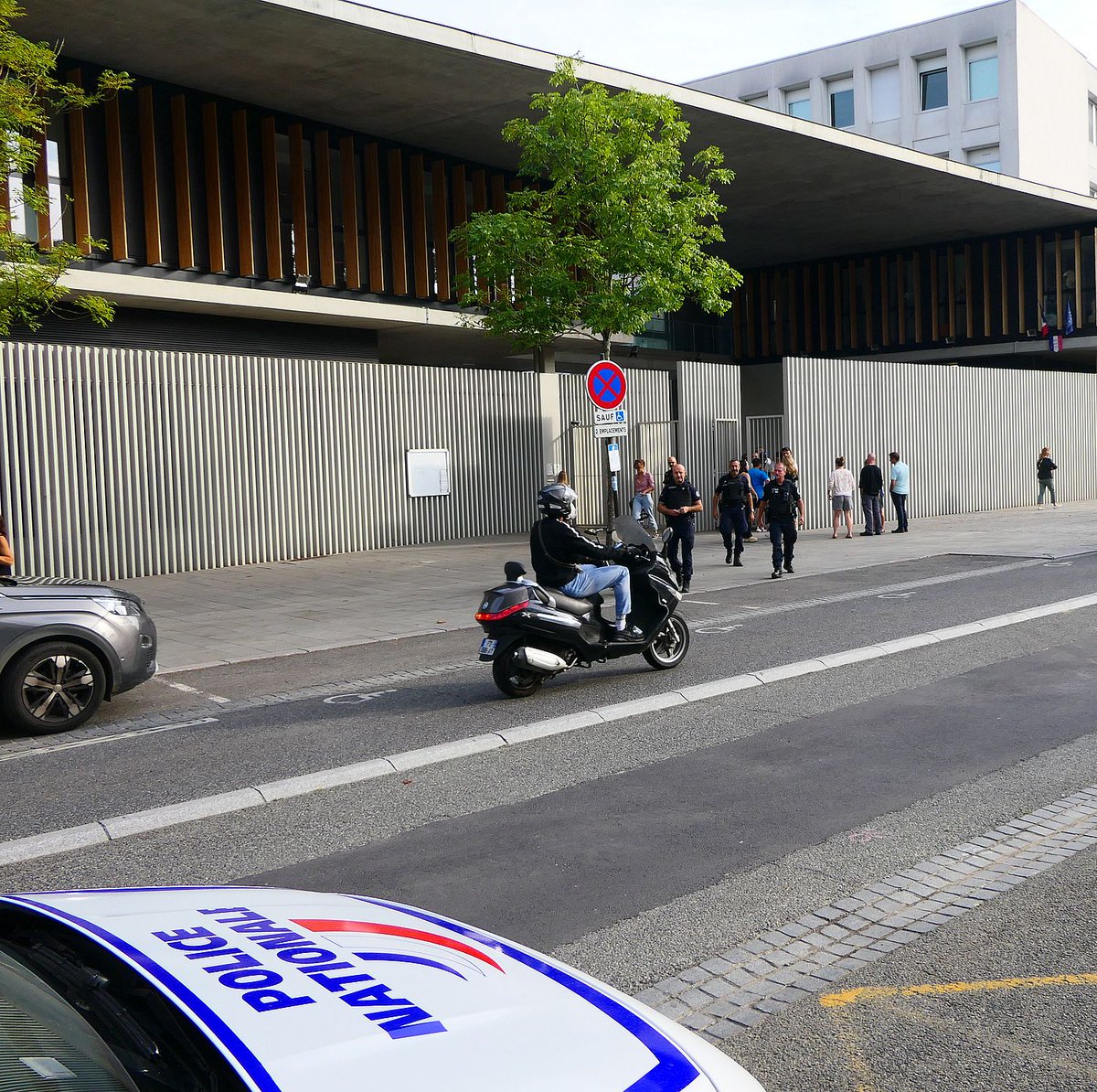 PoliceNat64's tweet photo. [#Rentree2022]
Ce matin nos équipes ont fait leur #RentreeScolaire 😉 Écoles, collèges et lycées ont été sécurisés en ce début de matinée. Quelques parents en pleurs au moment de laisser leurs petits mais rassurez-vous tout c'est bien passé !👍 https://t.co/tH21TTl02g