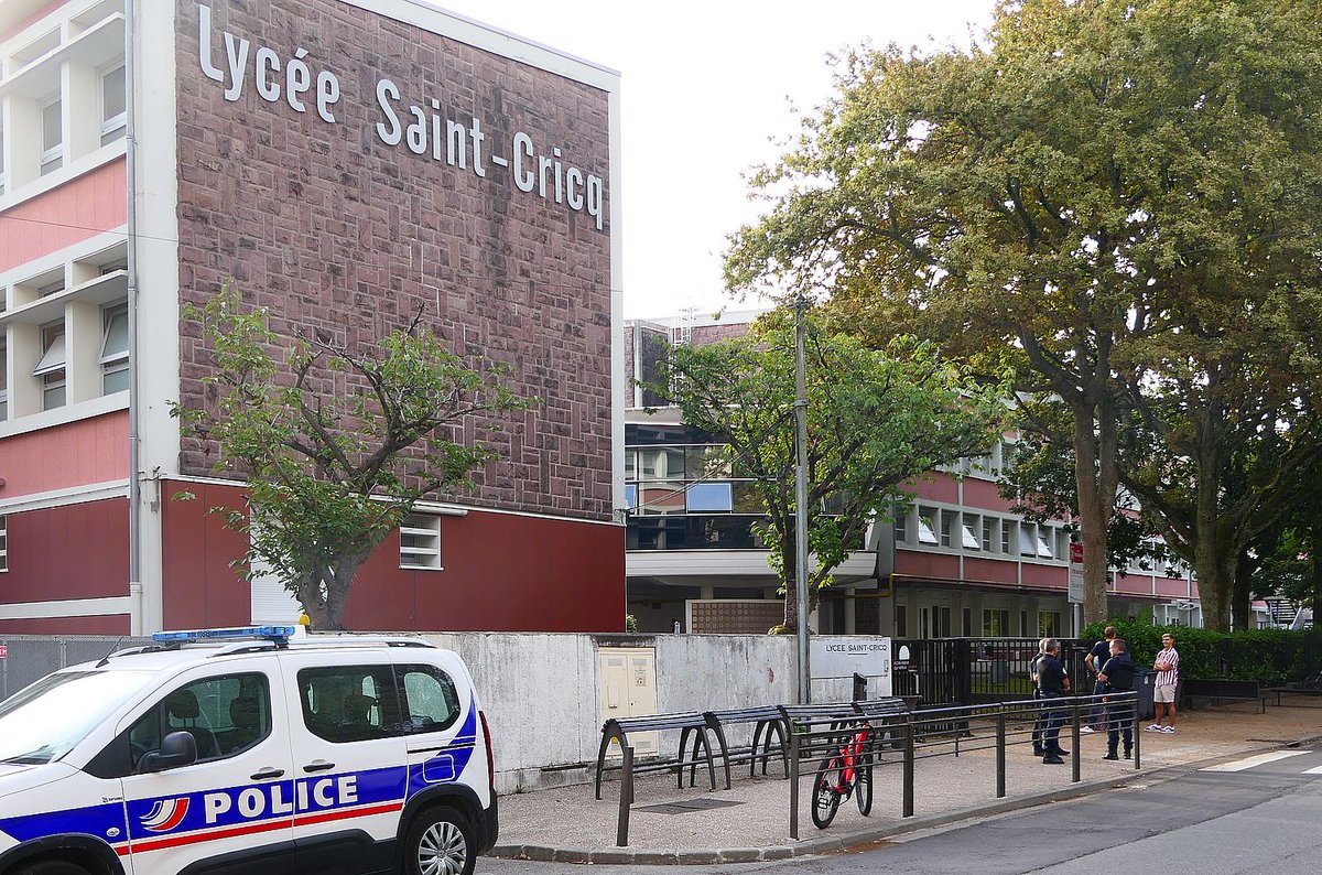 PoliceNat64's tweet photo. [#Rentree2022]
Ce matin nos équipes ont fait leur #RentreeScolaire 😉 Écoles, collèges et lycées ont été sécurisés en ce début de matinée. Quelques parents en pleurs au moment de laisser leurs petits mais rassurez-vous tout c'est bien passé !👍 https://t.co/tH21TTl02g