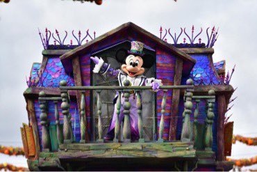 DLPReport's tweet photo. 🎃 Halloween 2022 at Disneyland Paris:
- “Mickey’s Halloween Celebration” returns in full
- Castle Stage “Meet and Play” w/ Disney Villains
- New “Nightfall with Disney Villains” nighttime show
- Decorations (no mention of Maleficent’s brambles), characters, food, merch &amp; more! https://t.co/gIJk6npZPk