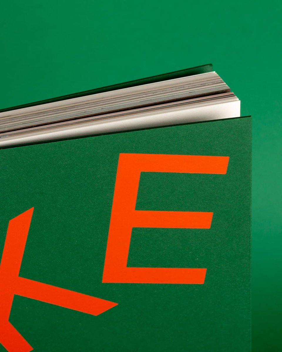 RealtPaperLtd's tweet image. YES!! 😍@colorplanpapers Forest 270gsm cover with an orange hot foil stamp, for the 'Like This: Natural Intelligence As Seen by Art' book designed by Ana Domínguez and printed by Nexe Impressions.

#Colorplan #ColorplanColours