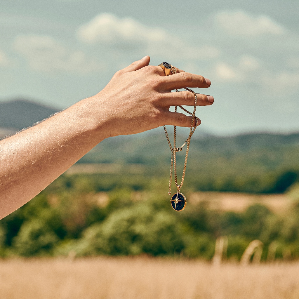 Surgical-grade stainless steel. Adjustable-length chain with curved box links for comfort. Durable, tough, and gorgeous.

Shop it here: trnd.hm/azurmalachite-…