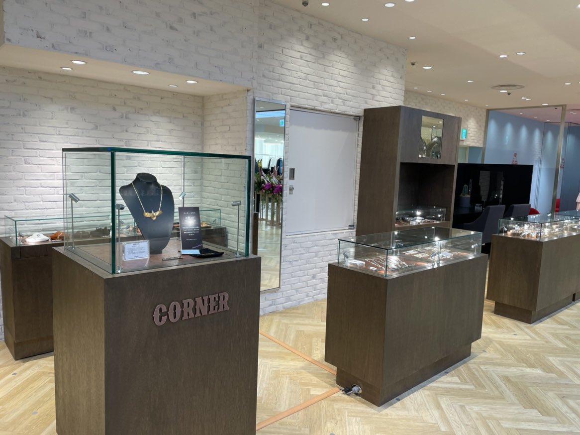corner5757's tweet photo. 神戸阪急新館2階 Hankyu Mode Kobeエリアに８月31日よりCORNER KOBEがOPEN致しました。
店内を一部ご紹介させて頂きます。
お近くにお越しの際は是非お立ち寄り下さいませ。

＃神戸阪急 #ゴローズ #goros #クロムハーツ  #chromehearts ＃神戸 #CORNERHARAJUKU https://t.co/gYellII0bj