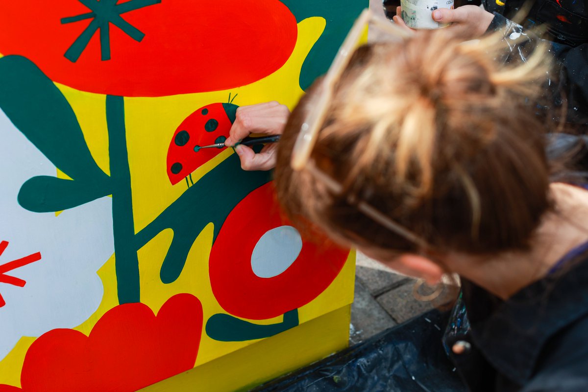 pickleillo's tweet photo. Box 4 finished! 🐞 Inspired by the poppy roundabout in Shirley. We got the full on-street painting experience being positioned next to a dual carriageway and bus stop, but it only made for more interesting comments from the public. Find out more here... https://t.co/cvrhPTkdZL https://t.co/56mwxpqNuD