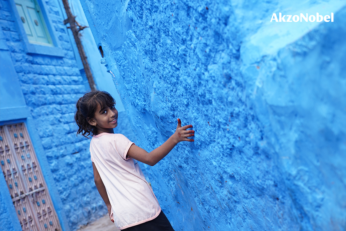India’s Blue City is bursting with color again! Around 250 homes in Jodhpur have been repainted as part of @AkzoNobel's latest #LetsColour project. Another great example of the transformative power of paint. Here’s the full story akzo.no/Jodhpur. #PeoplePlanetPaint #Dulux