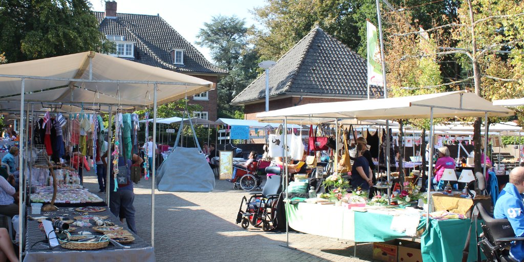 DTZC's tweet photo. Op woensdag 7 september van 10-16 uur is de braderie op 't Bouwhuis. Met mooie kramen, gezellige muziek, leuke activiteiten en lekkere versnaperingen. Dit jaar niet op het plein, maar op het grote grasveld voor villa 't Bouwhuis. Iedereen is van harte welkom! #DTZC https://t.co/wPQvmYSs2X